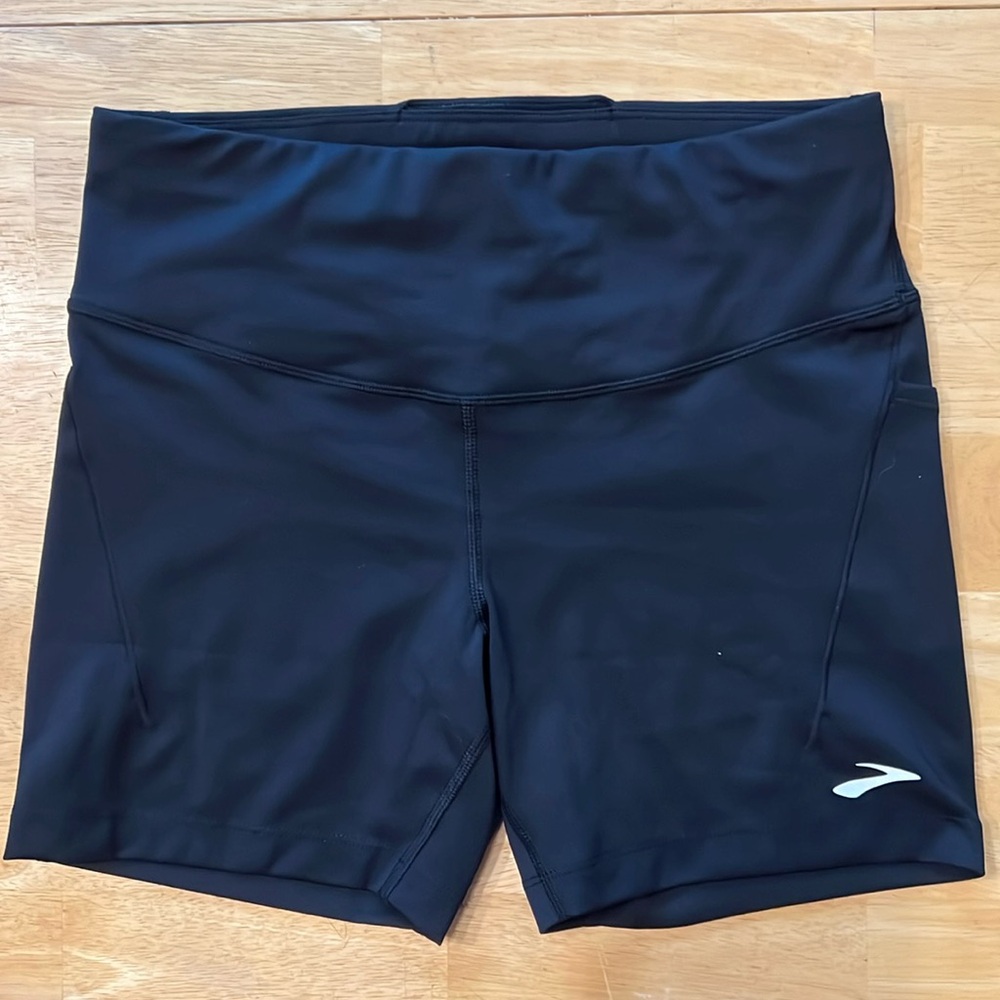 NWOT. Brooks 5” Spark Short